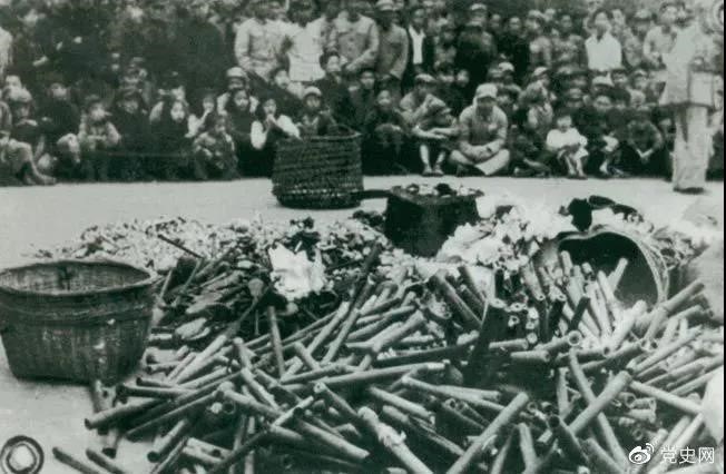 1950年2月24日，政務(wù)院發(fā)出《關(guān)于嚴(yán)禁鴉片煙毒的通令》。圖為政府收繳的煙具和賭具。