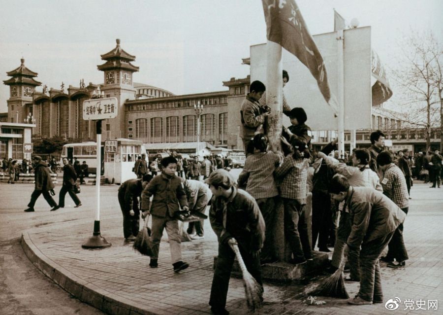 　　1981年2月25日，全國總工會等九個單位發(fā)出倡議，開展“五講四美”文明禮貌活動。圖為北京鐵路一小的少先隊員在北京站西街打掃衛(wèi)生。