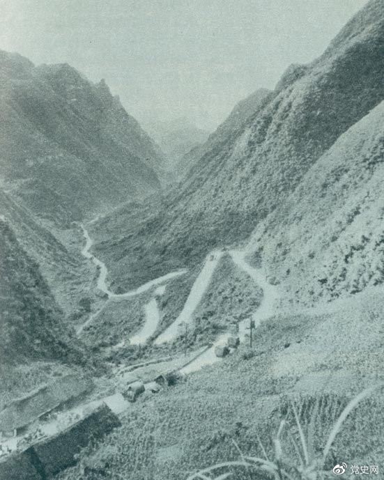　　1935年2月18日至21日，紅軍奪取桐梓、占領(lǐng)婁山關(guān)、再克遵義城，取得了殲滅和擊潰國民黨軍2個(gè)師又8個(gè)團(tuán)的大勝利。圖為黔北要隘婁山關(guān)。