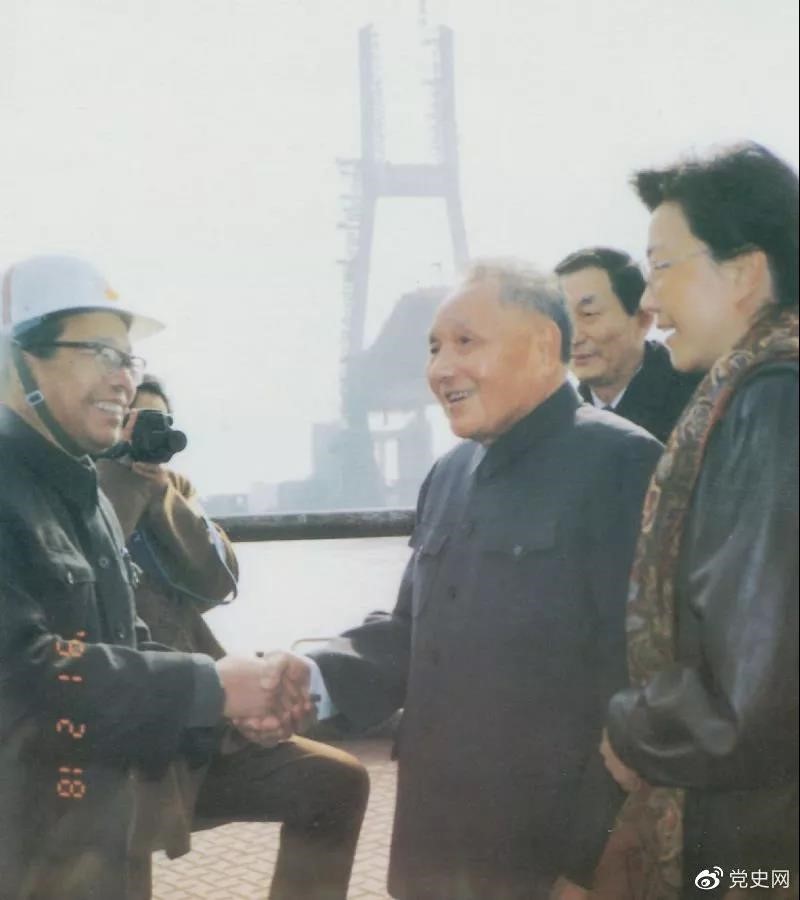 1991年2月18日，鄧小平視察上海南浦大橋工地時(shí)同大橋工程設(shè)計(jì)人員握手。