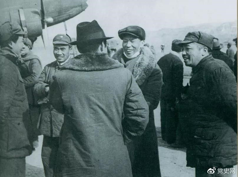 1946年2月19日，毛澤東等在延安機(jī)場迎接從重慶回延安匯報(bào)工作的周恩來。
