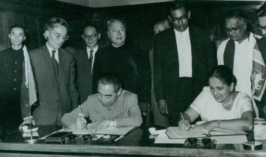 　　1964年2月26日至29日，周恩來(lái)訪問(wèn)錫蘭（今斯里蘭卡）時(shí)，和總理西麗馬沃·班達(dá)拉奈克夫人簽署中錫聯(lián)合公報(bào)。