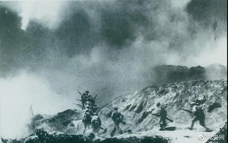 　　1948年2月28日至3月3日，西北野戰(zhàn)軍發(fā)起宜川戰(zhàn)役，殲滅國民黨軍2.9萬余人，取得了轉入外線作戰(zhàn)后的第一個大勝利。圖為部隊攻占瓦子街。 