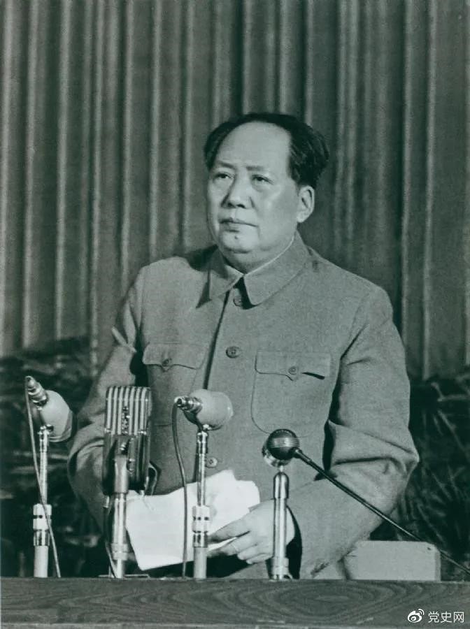 　　1957年2月27日，毛澤東在最高國務(wù)會議第十一次（擴(kuò)大）會議上發(fā)表《如何處理人民內(nèi)部的矛盾》（后改為《關(guān)于正確處理人民內(nèi)部矛盾的問題》）講話。