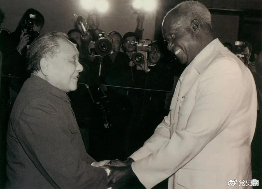 1988年3月1日，鄧小平在北京會見贊比亞總統(tǒng)肯尼斯·戴維·卡翁達。