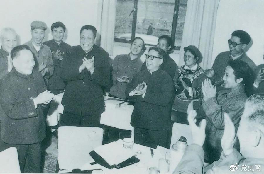 1978年3月2日，鄧小平到五屆全國人大一次會議云南和四川省代表團(tuán)看望代表們。