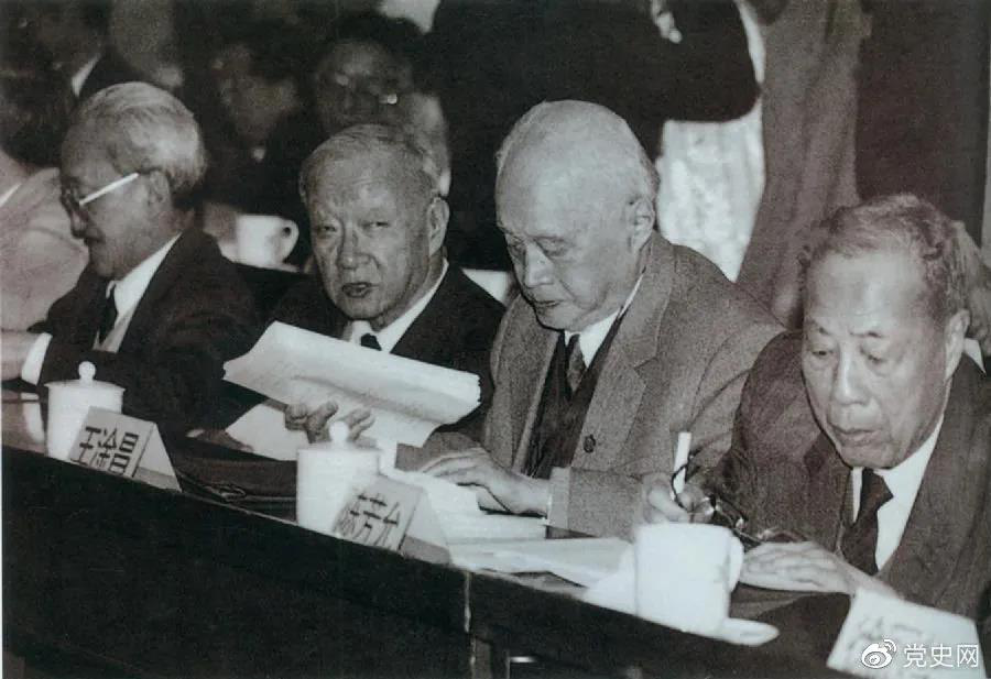 1986年3月，由4位老科學(xué)家倡議，經(jīng)鄧小平批示，中國制定實施了高技術(shù)研究發(fā)展計劃。圖為“863”計劃的4位倡導(dǎo)人王大珩（左2）、王淦昌（左3）、楊嘉墀（左1）、陳芳允（左4）。