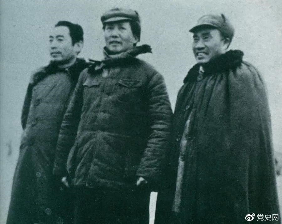 1946年3月4日，毛澤東和朱德、周恩來在延安機場。