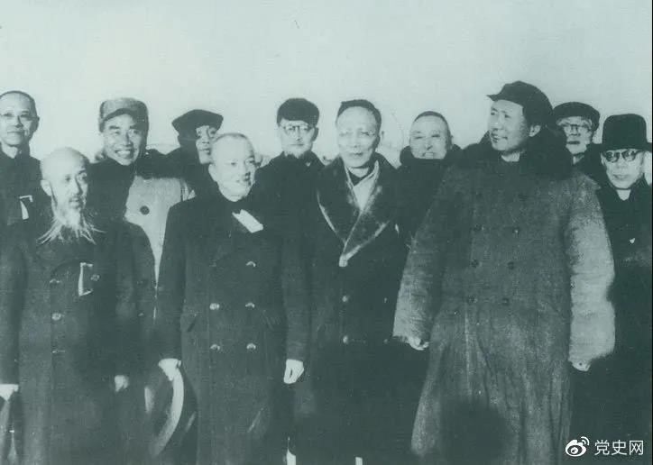 1949年3月，各界人士代表在北京西苑機(jī)場(chǎng)同毛澤東、朱德等留影。