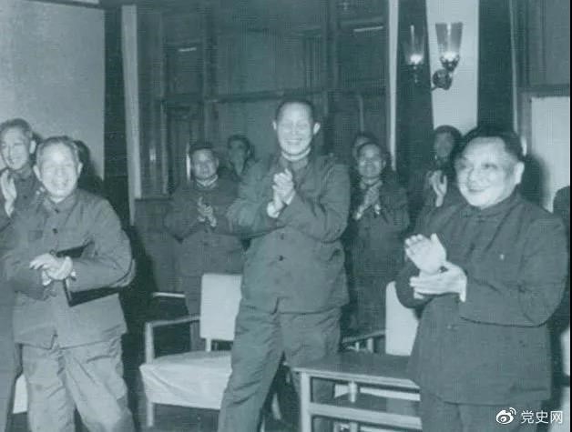 1978年3月，鄧小平和參加五屆人大一次會(huì)議的解放軍代表在一起。