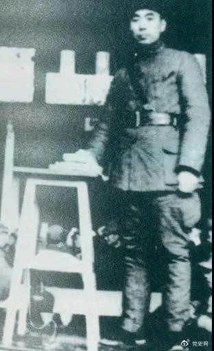 1939年3月10日，周恩來為新四軍排以上干部作題為《目前形勢與新四軍任務(wù)》的報告。
