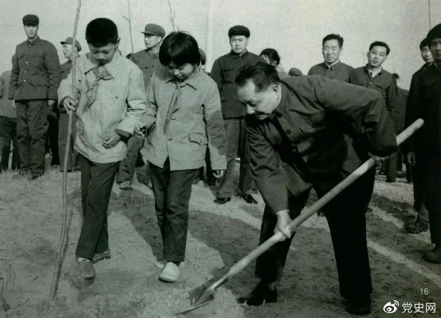 1979年3月12日，鄧小平到北京大興縣龐各莊參加植樹活動(dòng)。