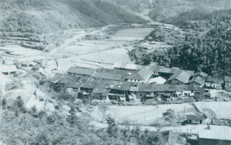 1929年3月14日，毛澤東同朱德指揮紅四軍進(jìn)攻長嶺寨，殲敵兩千余人，擊斃敵旅長郭鳳鳴，乘勝占領(lǐng)長汀城。圖為長嶺寨。
