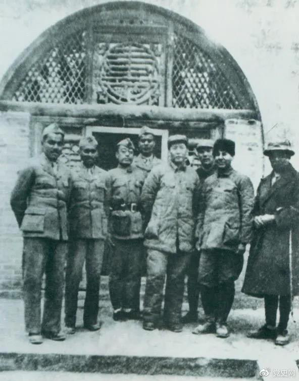 1939年3月15日，毛澤東在延安會(huì)見印度援華醫(yī)療隊(duì)全體人員。