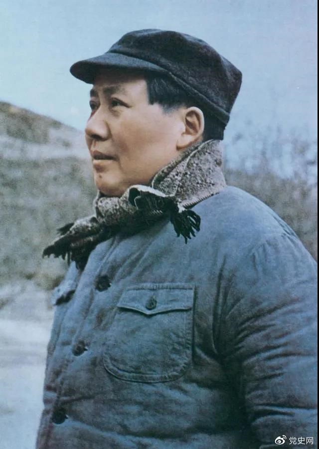 　　1947年3月18日，中共中央機(jī)關(guān)主動(dòng)撤離延安。毛澤東和周恩來(lái)、任弼時(shí)等繼續(xù)留在陜北，指揮全國(guó)人民解放戰(zhàn)爭(zhēng)。這是轉(zhuǎn)戰(zhàn)陜北前夕的毛澤東。