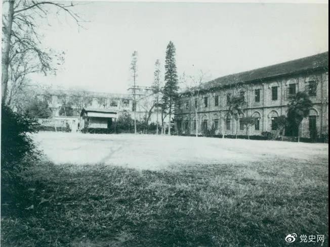 　　1927年3月18日，毛澤東出席在武昌舉行的河南武裝農(nóng)民代表大會(huì)，并作湖南農(nóng)運(yùn)狀況報(bào)告。圖為大會(huì)會(huì)場(chǎng)——武昌農(nóng)講所大操場(chǎng)。