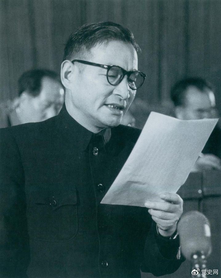 1955年3月21日，陳云在中國共產(chǎn)黨全國代表會(huì)議上作關(guān)于發(fā)展國民經(jīng)濟(jì)的第一個(gè)五年計(jì)劃的報(bào)告。