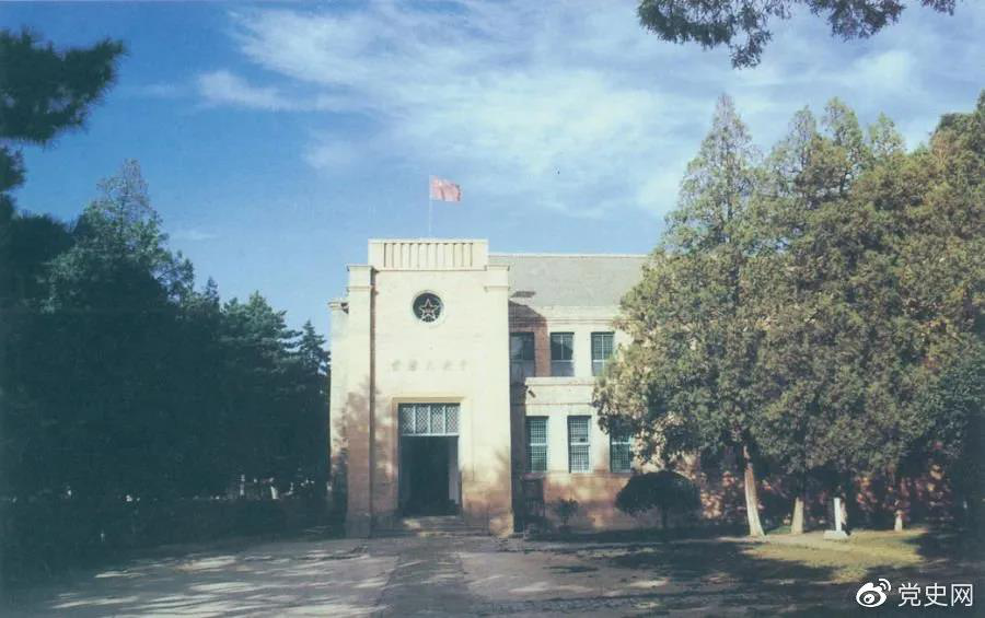 楊家?guī)X革命舊址，位于延安城西北約3公里，是中共中央1938年11月至1947年3月的所在地。