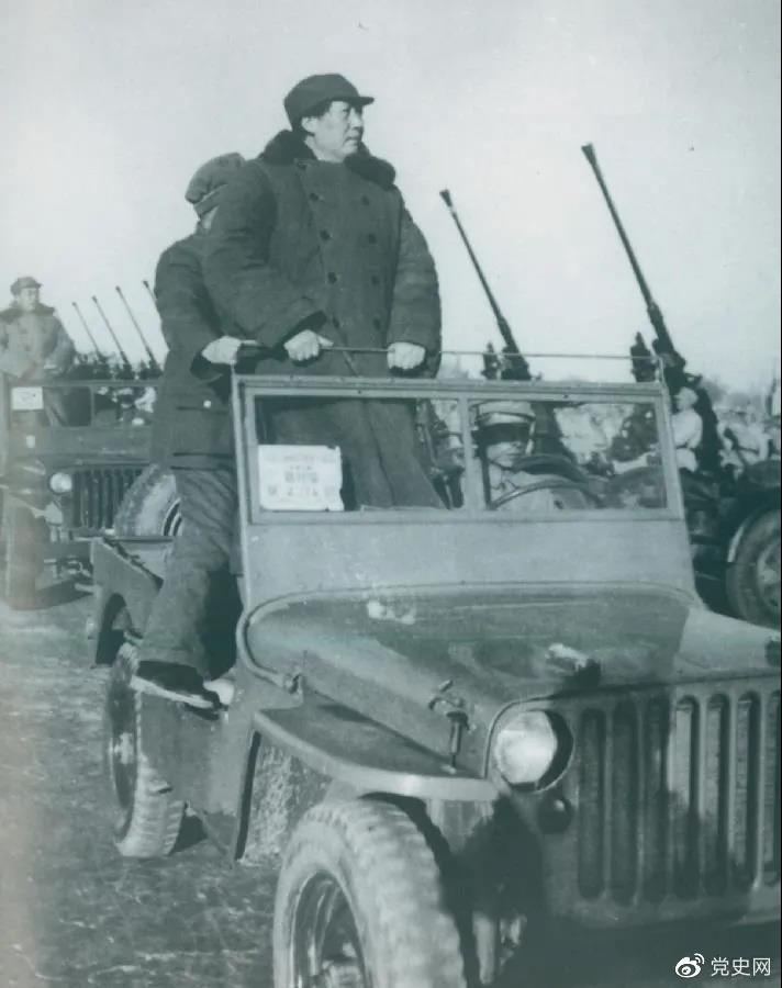 1949年3月25日，毛澤東在北平西苑機(jī)場(chǎng)檢閱部隊(duì)。