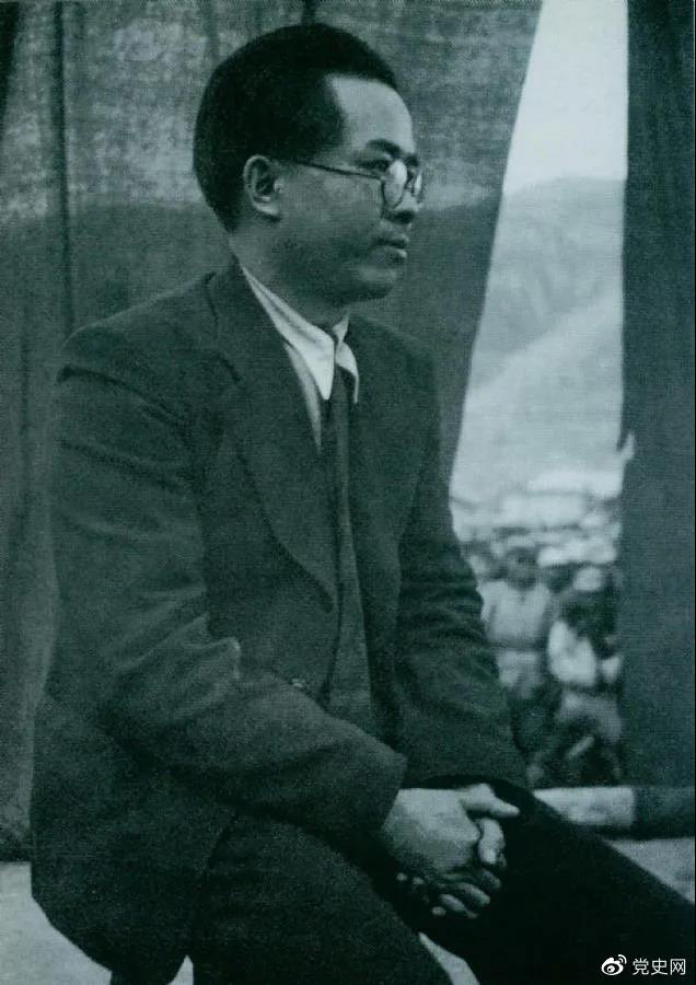 1940年3月26日，任弼時結(jié)束中共駐共產(chǎn)國際代表的工作回到延安。圖為他在歡迎大會上