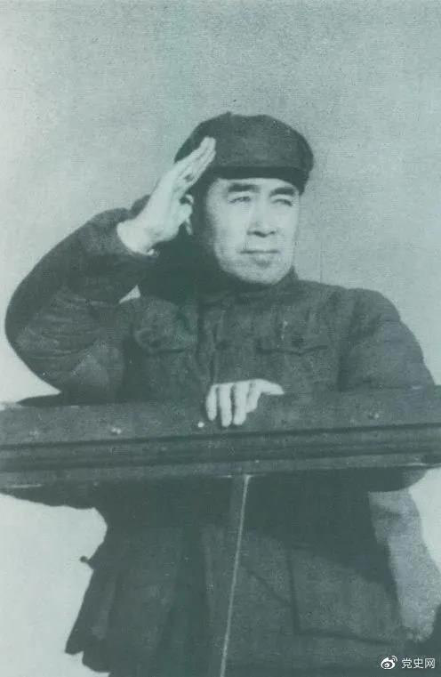 1949年3月，中共中央進(jìn)入北平。圖為周恩來在北平機(jī)場檢閱部隊(duì)。