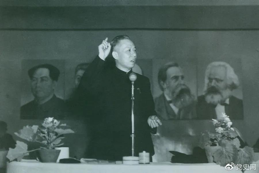 1951年3月28日，劉少奇在第一次全國組織工作會議上作報告。