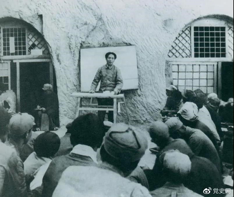 1938年4月，毛澤東在魯迅藝術(shù)學(xué)院講演。
