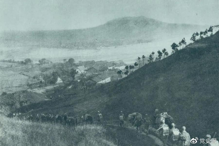 1945年4月6日，太行部隊(duì)等向白晉、同蒲沿線上的日軍展開攻擊。這是八路軍向祁縣開進(jìn)。