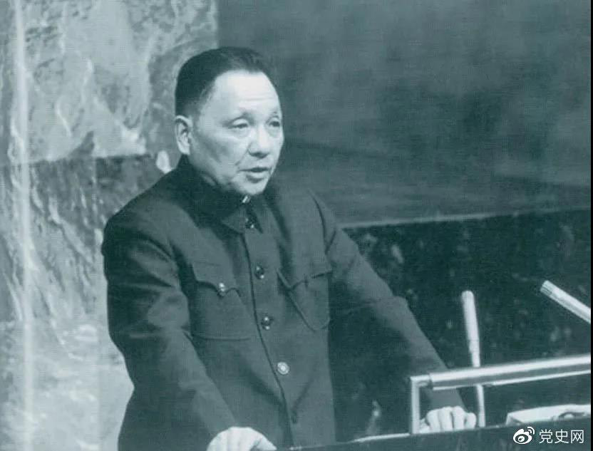 1974年4月10日，鄧小平在聯(lián)合國(guó)大會(huì)第六屆特別會(huì)議上發(fā)言。