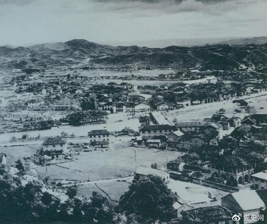 1928年4月，朱德率領(lǐng)南昌起義余部到達井岡山，與毛澤東領(lǐng)導(dǎo)的部隊勝利會師。圖為會師地點礱市全景。