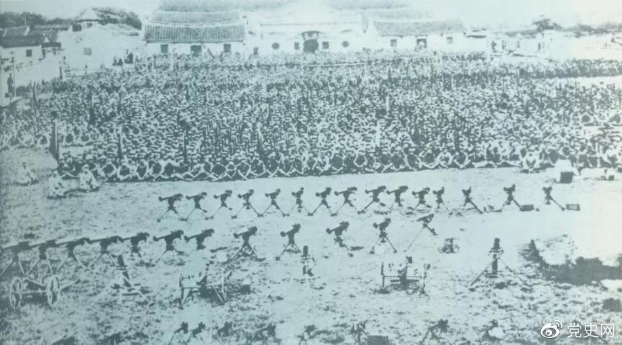 1932年4月20日，由紅一軍團(tuán)和紅五軍團(tuán)組成的東路軍攻占漳州，圖為攻占漳州后的部隊(duì)情形。