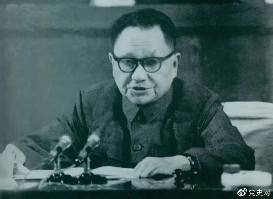 1978年4月22日，鄧小平在全國教育工作會議開幕式上講話。