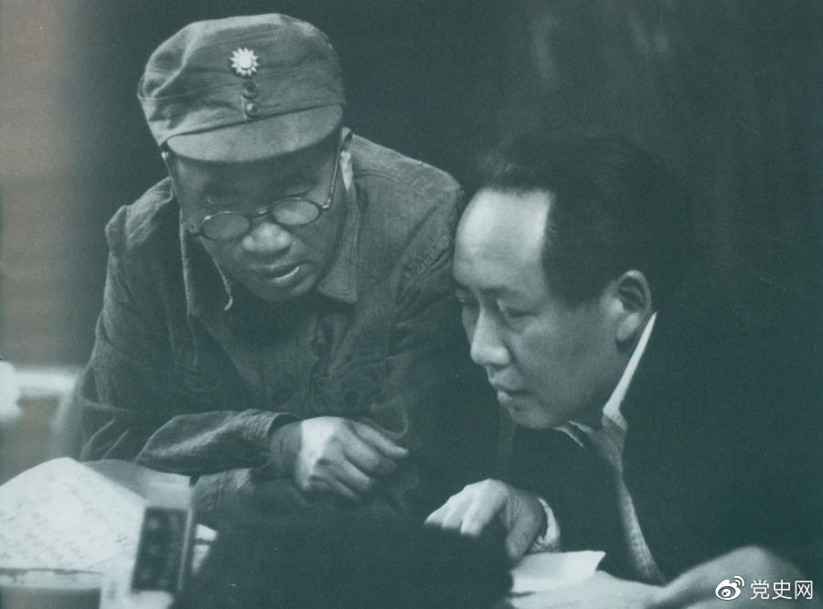 1945年4月，毛澤東和朱德在中國共產(chǎn)黨第七次全國代表大會上。