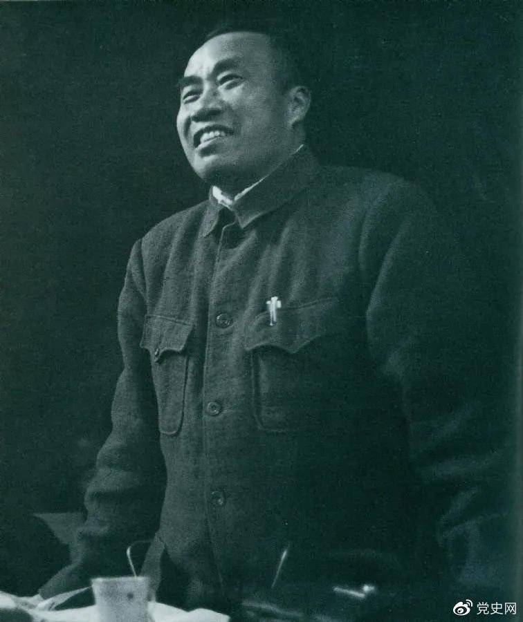 1945年4月25日，朱德在中國共產(chǎn)黨第七次全國代表大會上作題為《論解放區(qū)戰(zhàn)場》的軍事報告。