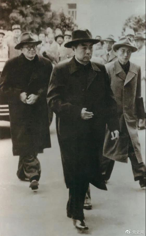 1954年4月26日，日內(nèi)瓦會議開幕。圖為周恩來率中國代表團進入會場。
