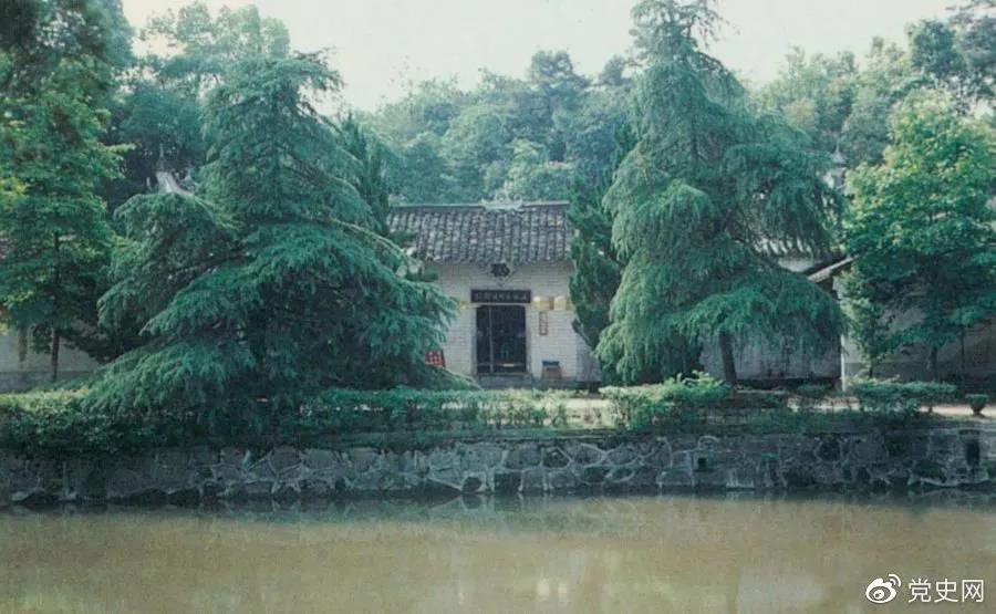 圖為任弼時故居。1904年4月30日，任弼時出生在湖南省湘陰縣熟塘鄉(xiāng)唐家橋（今屬汨羅市）。