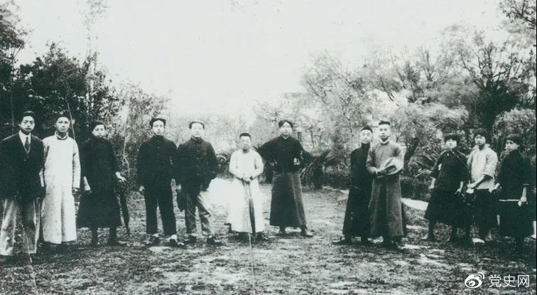 1920年5月8日，新民學(xué)會(huì)部分會(huì)員在上海半淞園合影。左七為毛澤東。