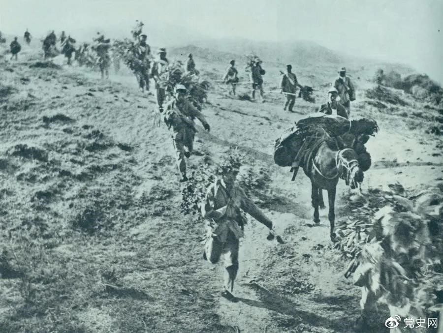 圖為1947年5月在孟良崮戰(zhàn)役中，華東野戰(zhàn)軍向孟良崮挺進(jìn)。