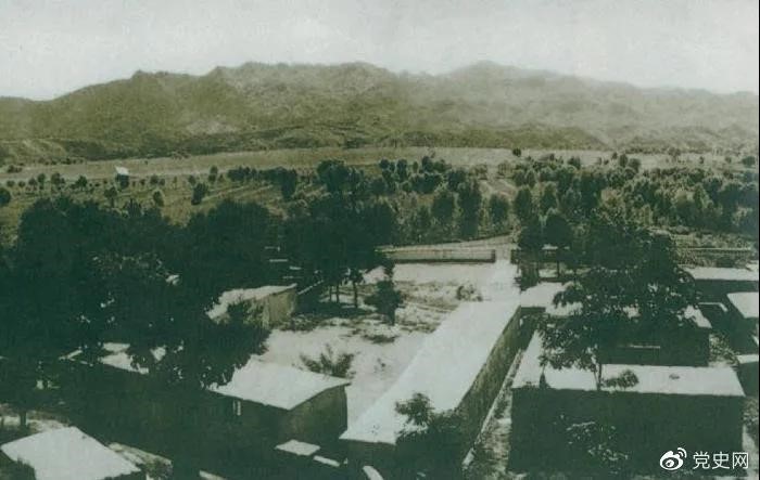 1948年5月，中共中央和人民解放軍總部由陜北遷到河北平山縣西柏坡。圖為中央領導人辦公處所俯瞰。