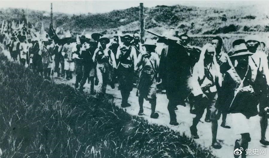 　　1931年5月16日至31日，紅一方面軍在毛澤東、朱德指揮下，連續(xù)打了5個(gè)勝仗，殲敵3萬余人，繳槍2萬余支，打退了國民黨軍隊(duì)的第二次“圍剿”。圖為行軍中的紅軍。