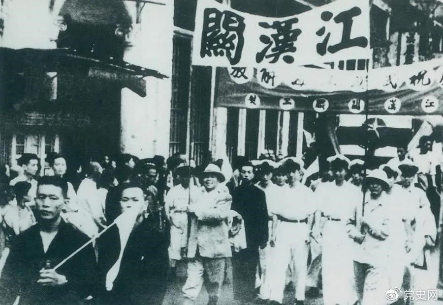 1949年5月17日，第四野戰(zhàn)軍解放武漢。圖為武漢人民歡慶解放。