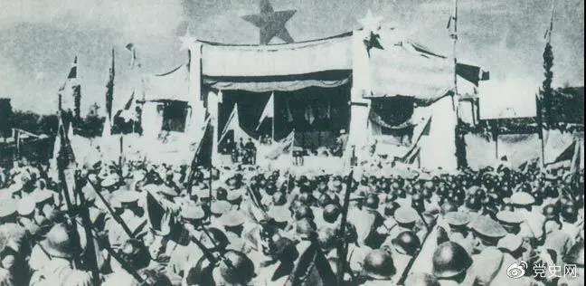 1950年5月19日，人民解放軍解放舟山群島。圖為舟山軍民舉行慶祝解放大會(huì)。