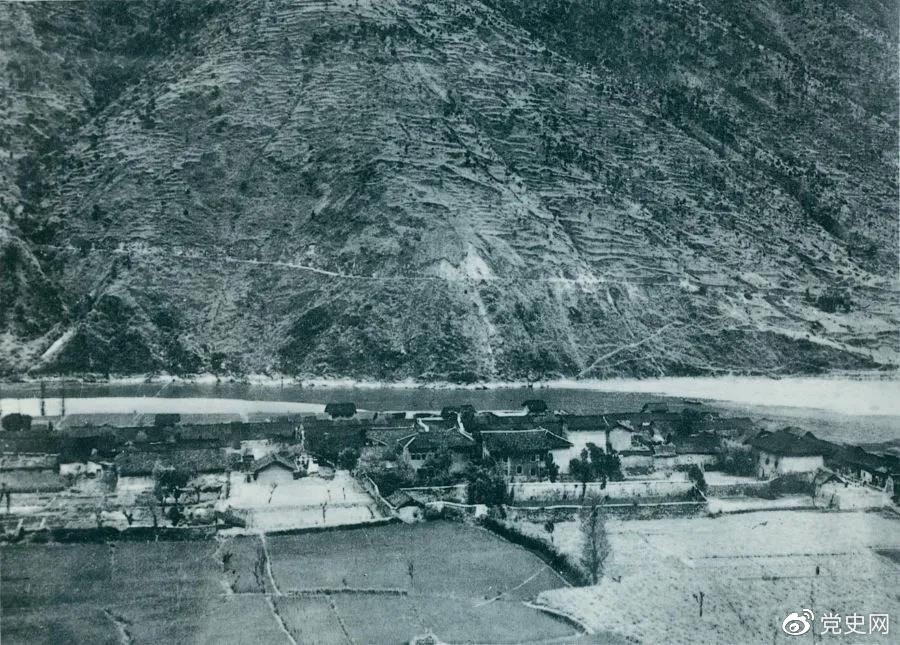 　　1935年5月25日，紅一方面軍到達(dá)大渡河南岸的安順場(chǎng)。紅軍17名勇士靠一葉孤舟強(qiáng)渡大渡河，為沿大渡河左岸北上的部隊(duì)打開了一條通道。圖為安順場(chǎng)一角。