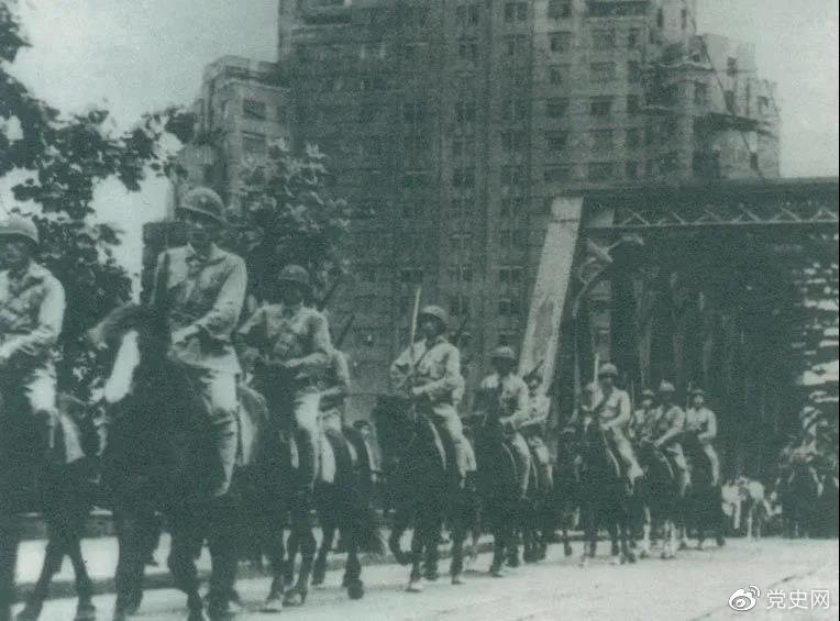 　　1949年5月，人民解放軍殲滅退守上海的敵軍15萬人，解放了這個(gè)中國(guó)最大的城市。圖為解放軍進(jìn)駐上海。