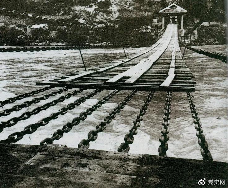　　1935年5月29日，中央紅軍左縱隊(duì)先頭部隊(duì)在瀘定橋西頭發(fā)起奪橋戰(zhàn)斗，勝利搶占大橋。圖為瀘定橋。