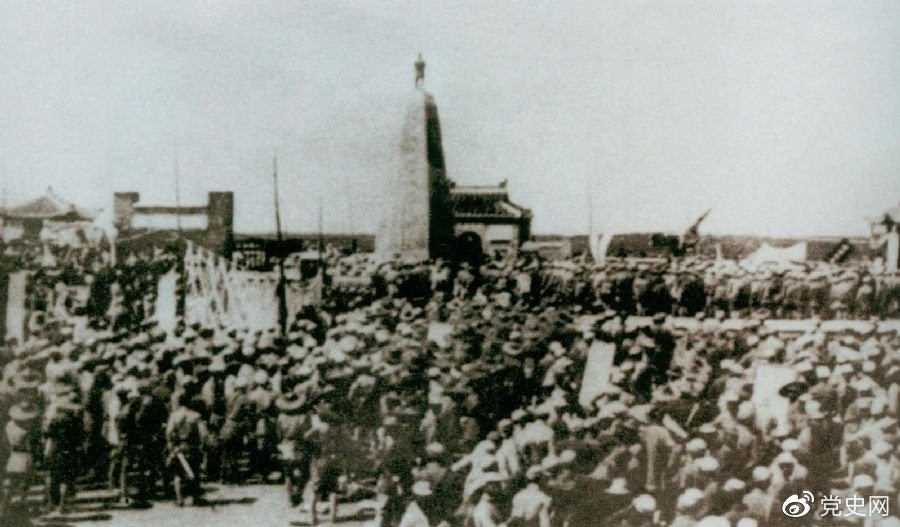 　　1931年6月，紅七軍到達中央革命根據(jù)地江西興國縣，編入彭德懷率領(lǐng)的紅三軍團。圖為當(dāng)時會師的情形。