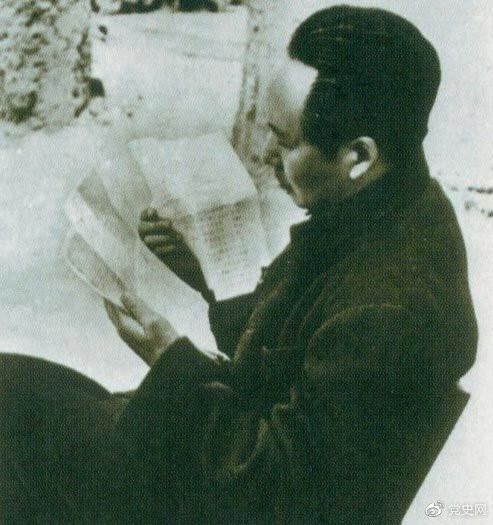 　　1946年6月，國民黨撕毀停戰(zhàn)協(xié)定和政協(xié)決議，挑起全面內(nèi)戰(zhàn)。這是毛澤東在延安審閱有關(guān)自衛(wèi)反擊的電報。