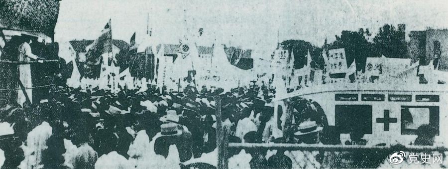 　　1925年6月7日，中國(guó)共產(chǎn)黨通過上海總工會(huì)聯(lián)合上海學(xué)生聯(lián)合會(huì)、上海各馬路商界聯(lián)合會(huì)等，成立了上海反帝運(yùn)動(dòng)的領(lǐng)導(dǎo)機(jī)關(guān)——工商學(xué)聯(lián)合會(huì)。11日，在該會(huì)的主持下，上海20萬群眾集會(huì)，通過了逞兇、賠償、取消領(lǐng)事裁判權(quán)等17項(xiàng)對(duì)外交涉條件。圖為大會(huì)盛況。