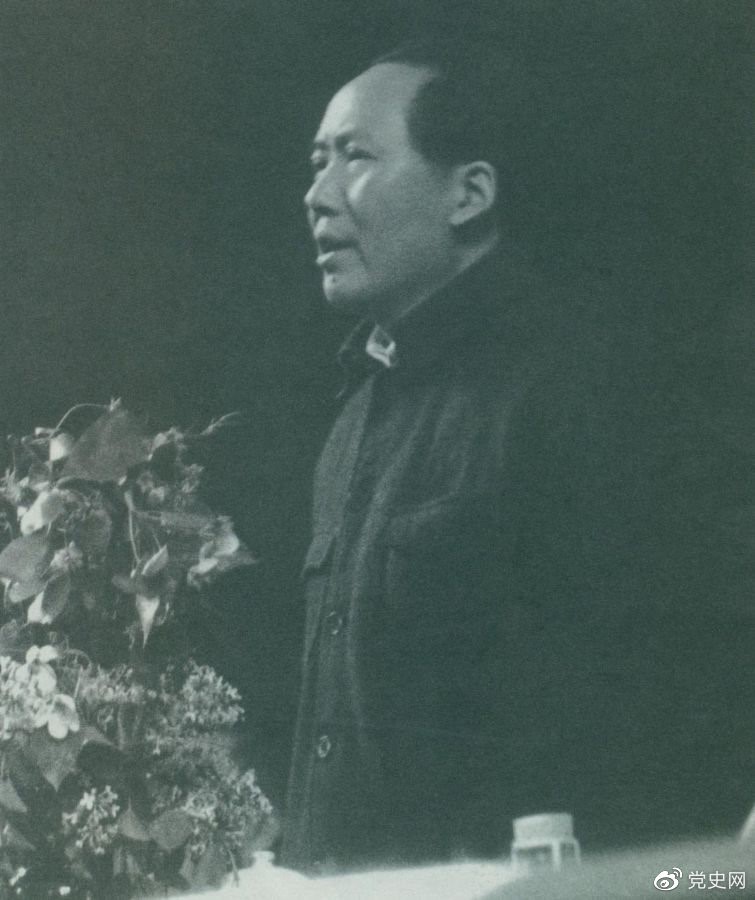 1945年6月11日，毛澤東在中國共產(chǎn)黨第七次全國代表大會上致閉幕詞。