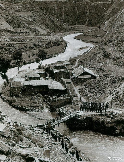 　　1935年6月12日，中央紅軍先頭部隊(duì)在夾金山北麓四川懋功達(dá)維鎮(zhèn)同紅四方面軍先頭部隊(duì)勝利會(huì)師。圖為當(dāng)年的會(huì)師橋。